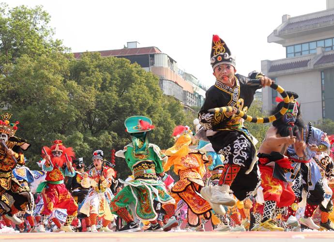 广东汕头潮阳谷饶正月英歌舞巡游现场