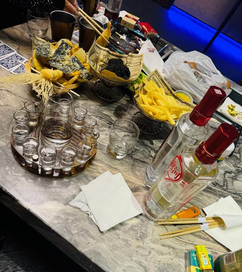 深夜桌游聚会满桌卡牌饮料杯狼藉场景