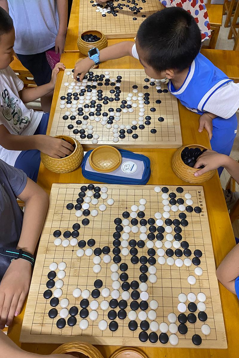 儿童围棋课孩子蹲地上乱摆棋子实拍