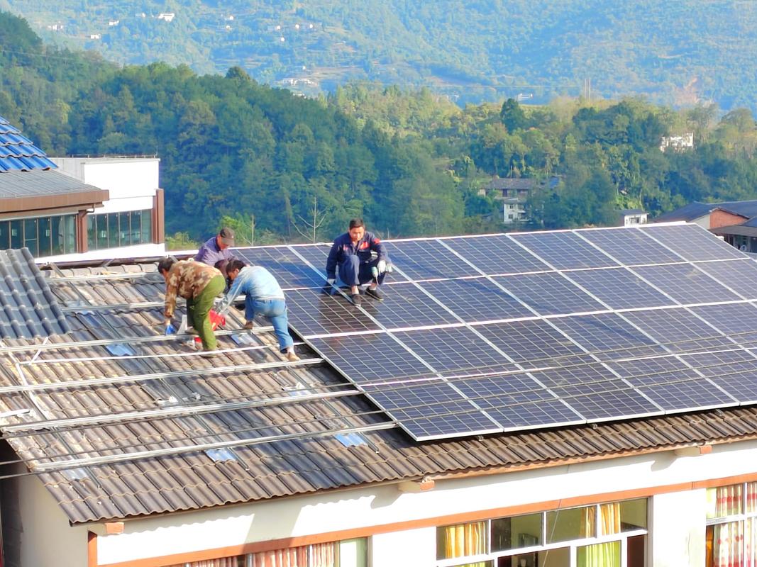 农村屋顶户用光伏安装施工现场