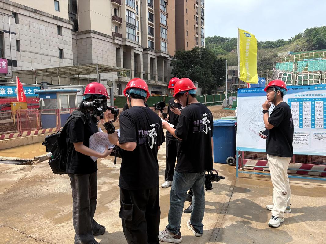 工人佩戴劣质安全帽事故现场对比