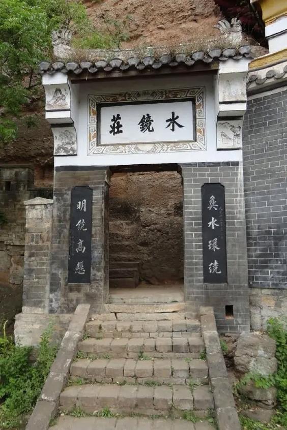 南漳水镜庄山顶观景台蛮河远景