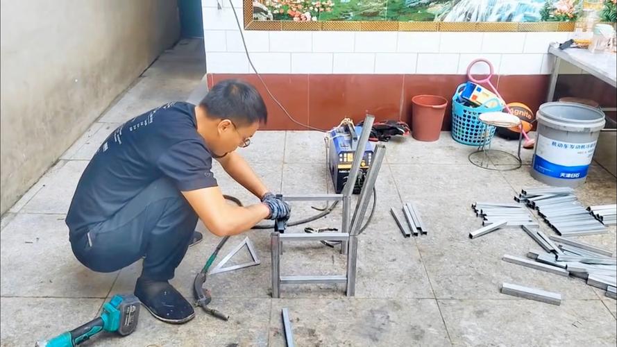 工厂师傅用废弃工业零件改的铁板凳实拍