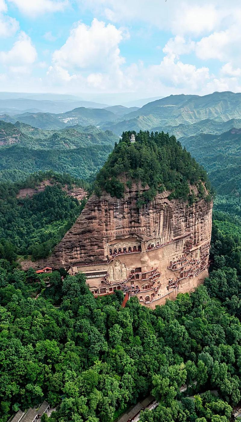 麦积山石窟春季山林远景