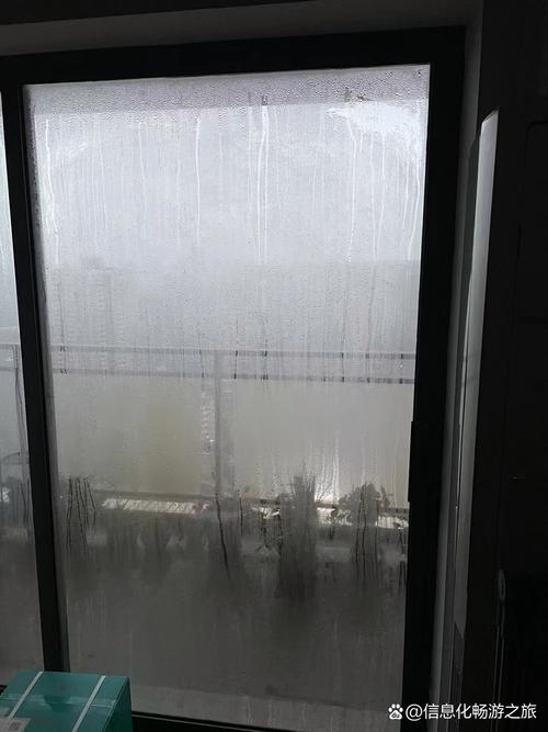 沿海城市回南天潮湿的客厅墙壁挂满水珠
