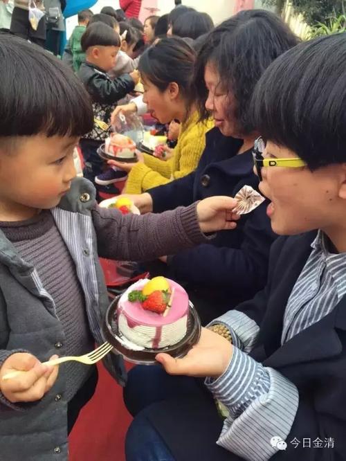 家庭教育餐桌孩子藏蛋糕场景