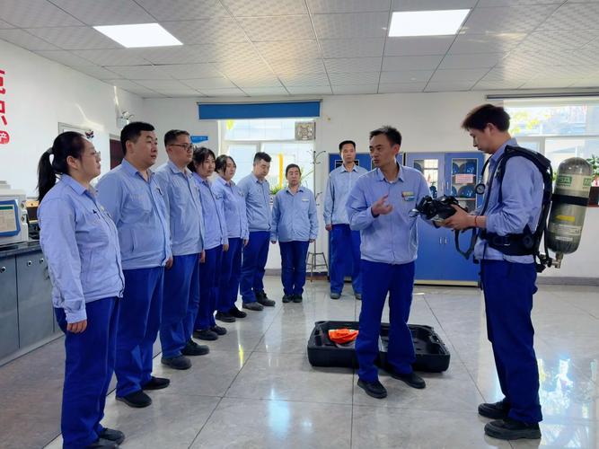 工厂管理者与工人平心静气交流