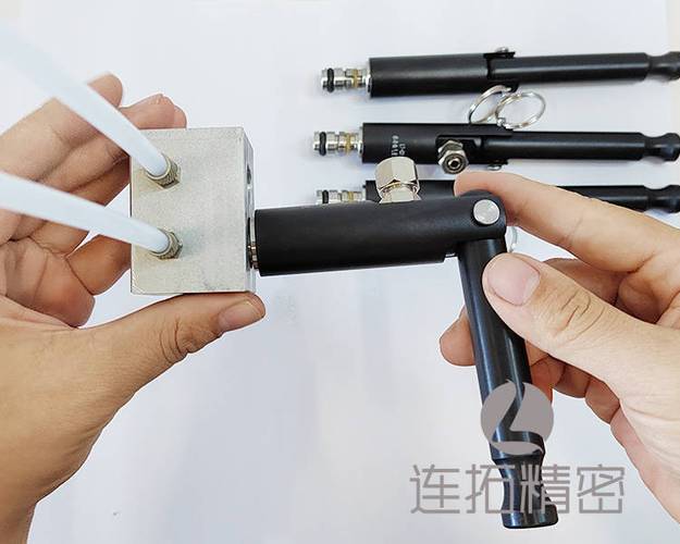 装配车间工人用定扭扳手安装压力校验仪密封接头