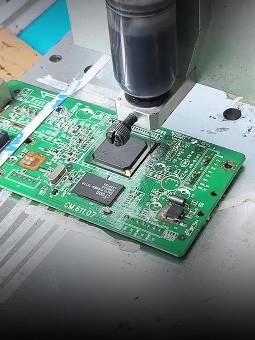 消费电子芯片底部点胶作业现场图
