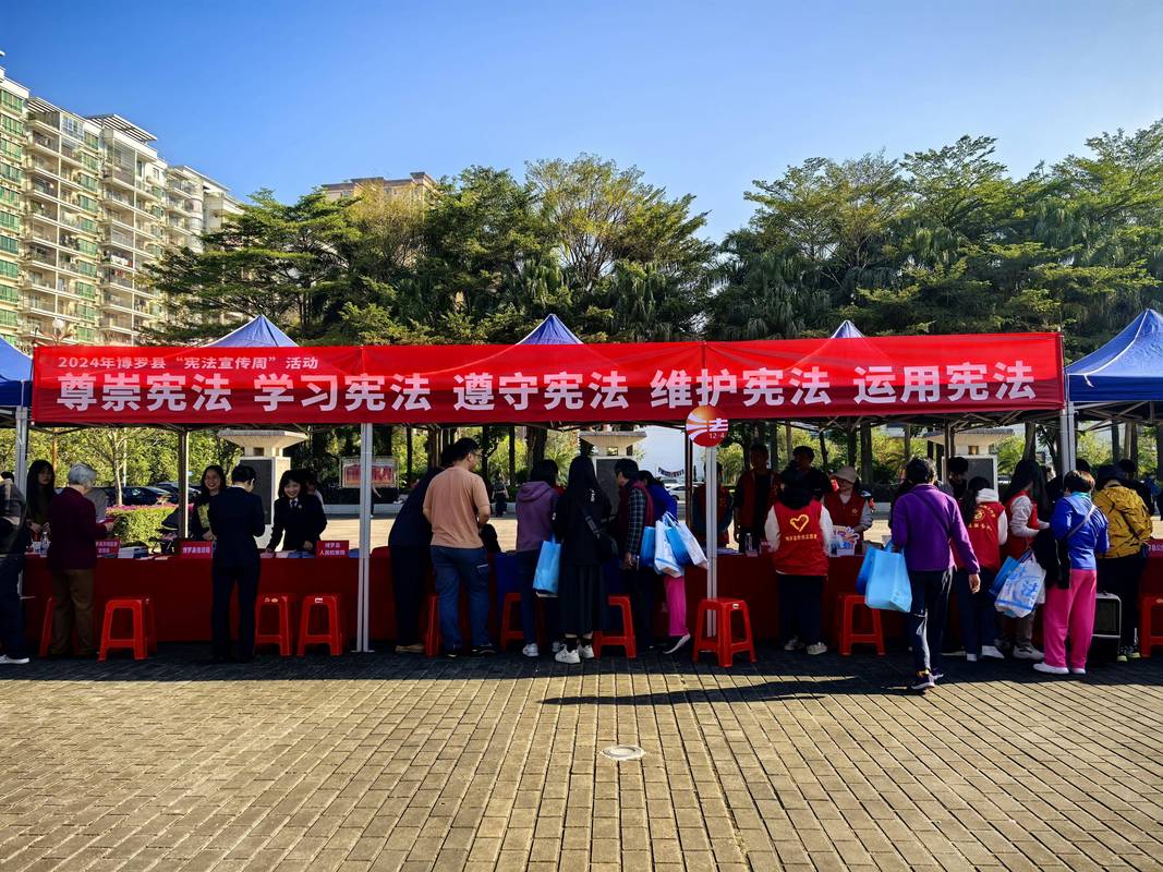 社区街头普法咨询摊场景