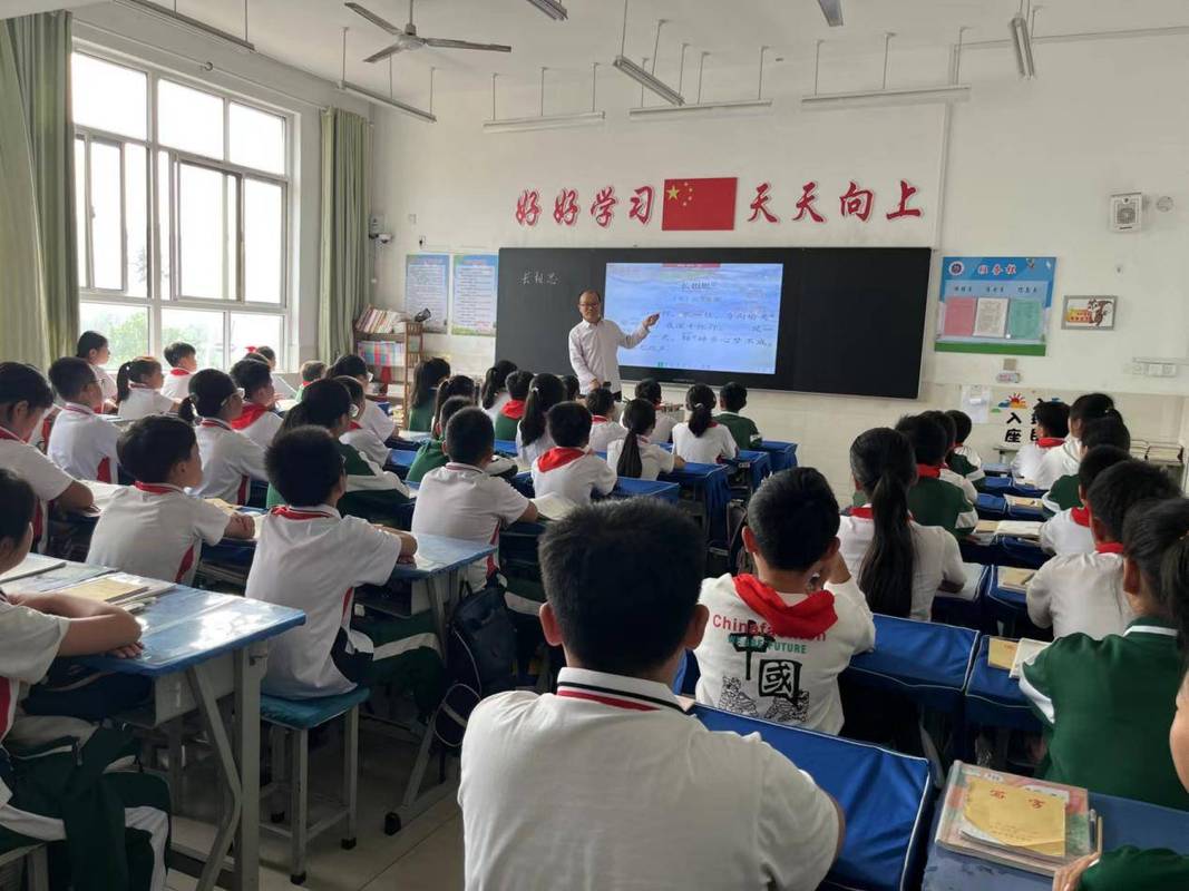 中小学公开课学生小组讨论场景