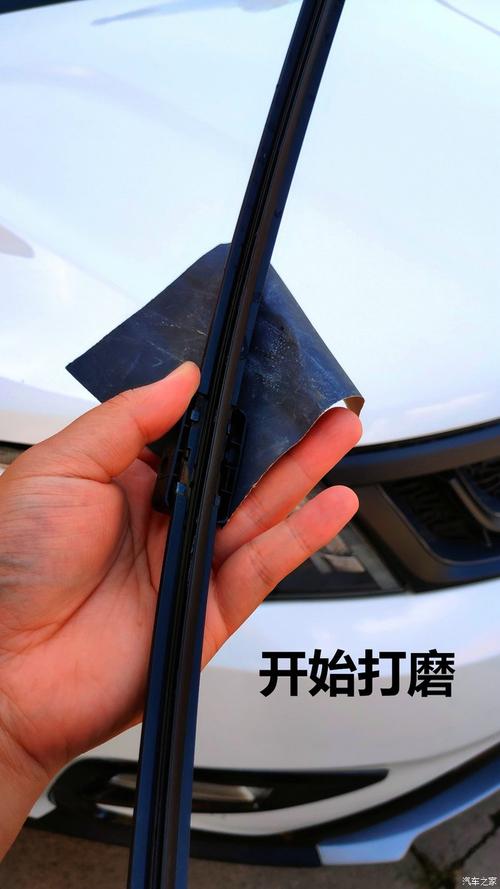 汽修师傅手工打磨汽车雨刮胶条实拍