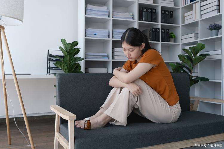 城市女性在楼梯间闭目深呼吸缓解焦虑