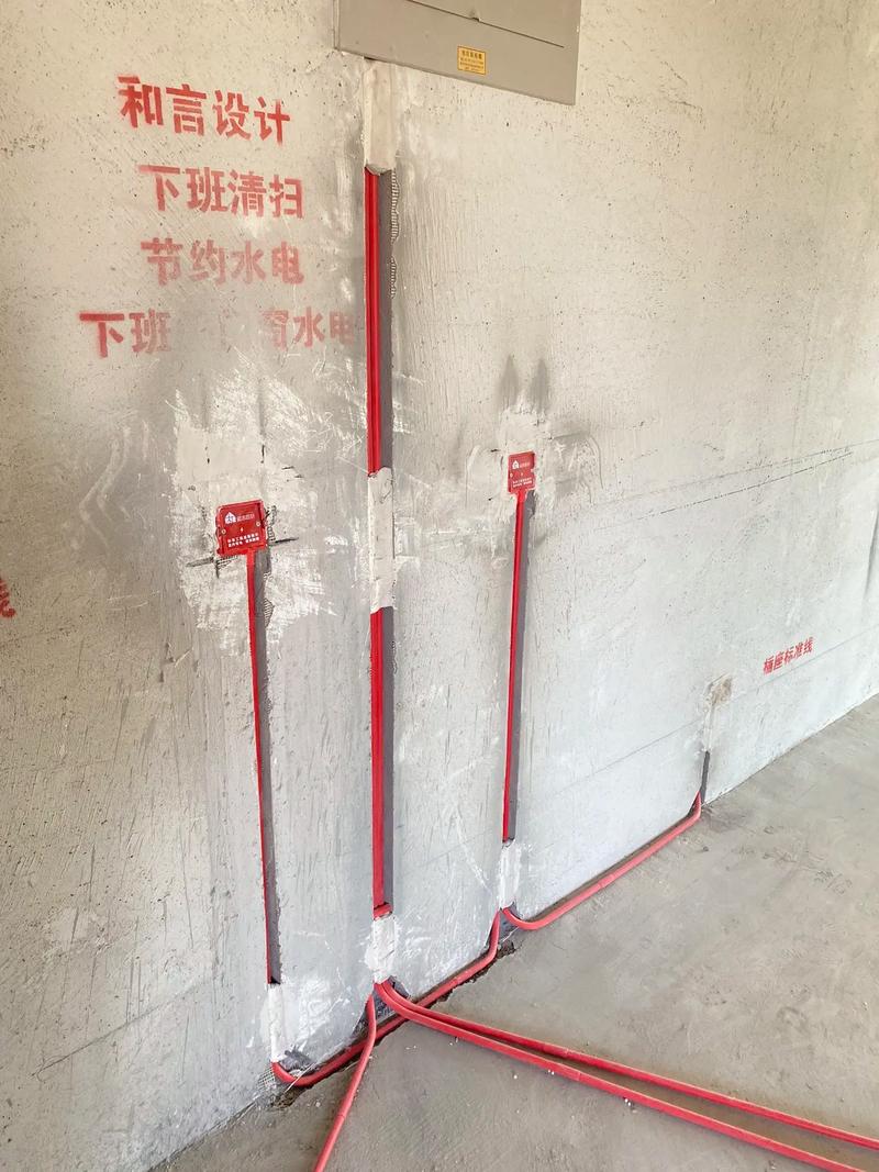 水电交底时工人用粉笔在墙上标注开关位置