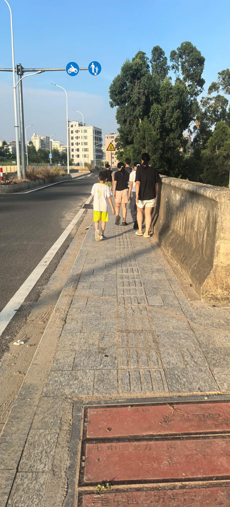 中考备考晚饭后小区散步亲子场景