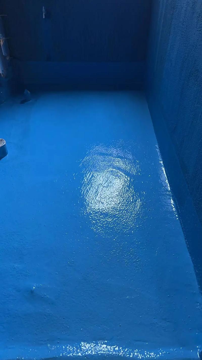 防水涂料交叉涂刷手法特写图