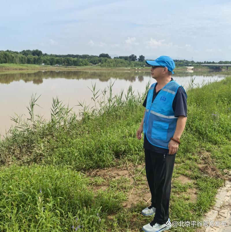 池州升金湖唐田镇湖岸步道穿军胶鞋的生态管护员