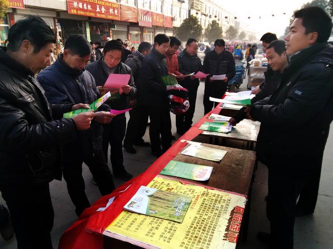 科技园区技术赶集活动现场人员交流场景图