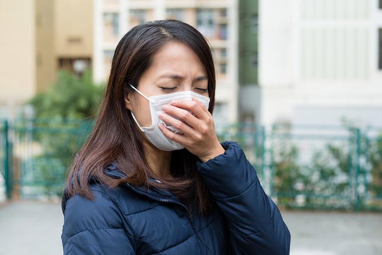 秋季户外哮喘患者戴口罩防护