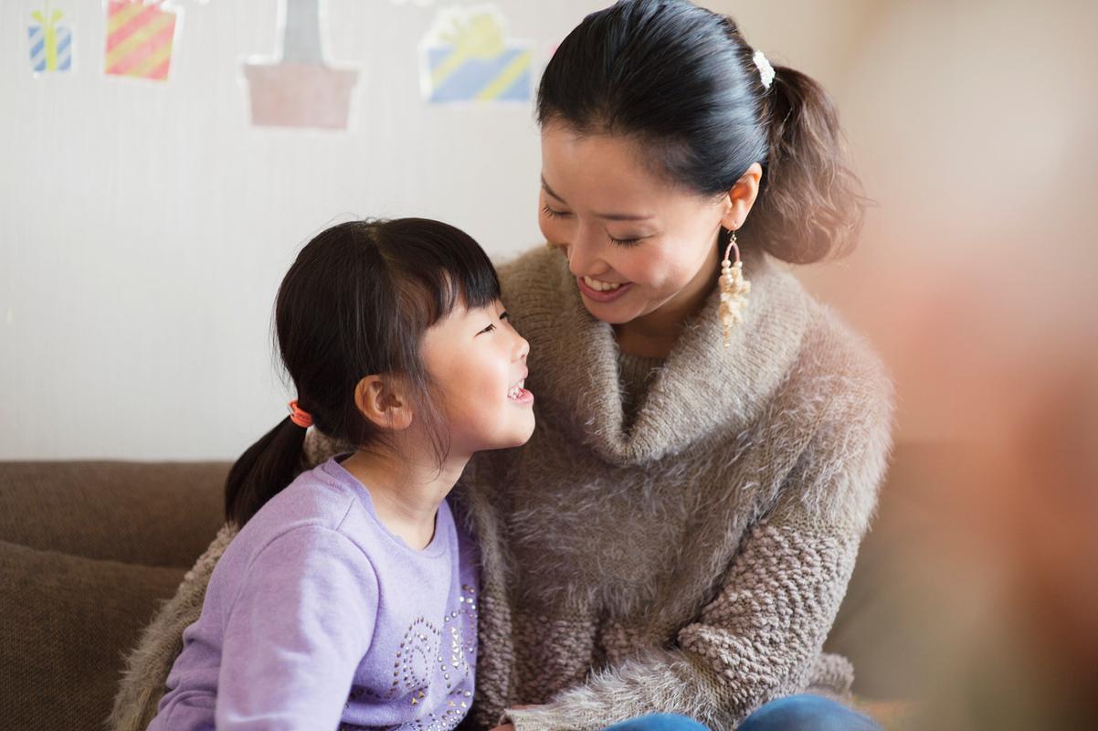 孩子认真听妈妈说话的表情特写