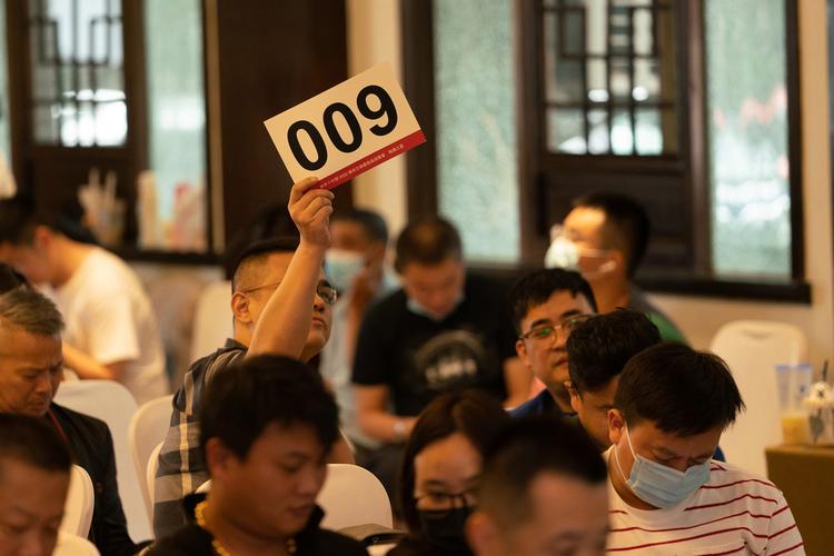 南京法拍房竞拍现场人群举牌