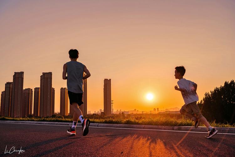 日出后城市公园慢跑的年轻人