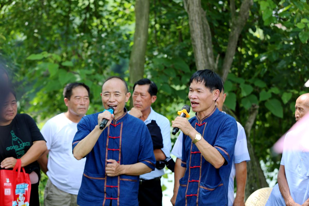互助县五峰寺六月六花儿会老歌手登台对歌