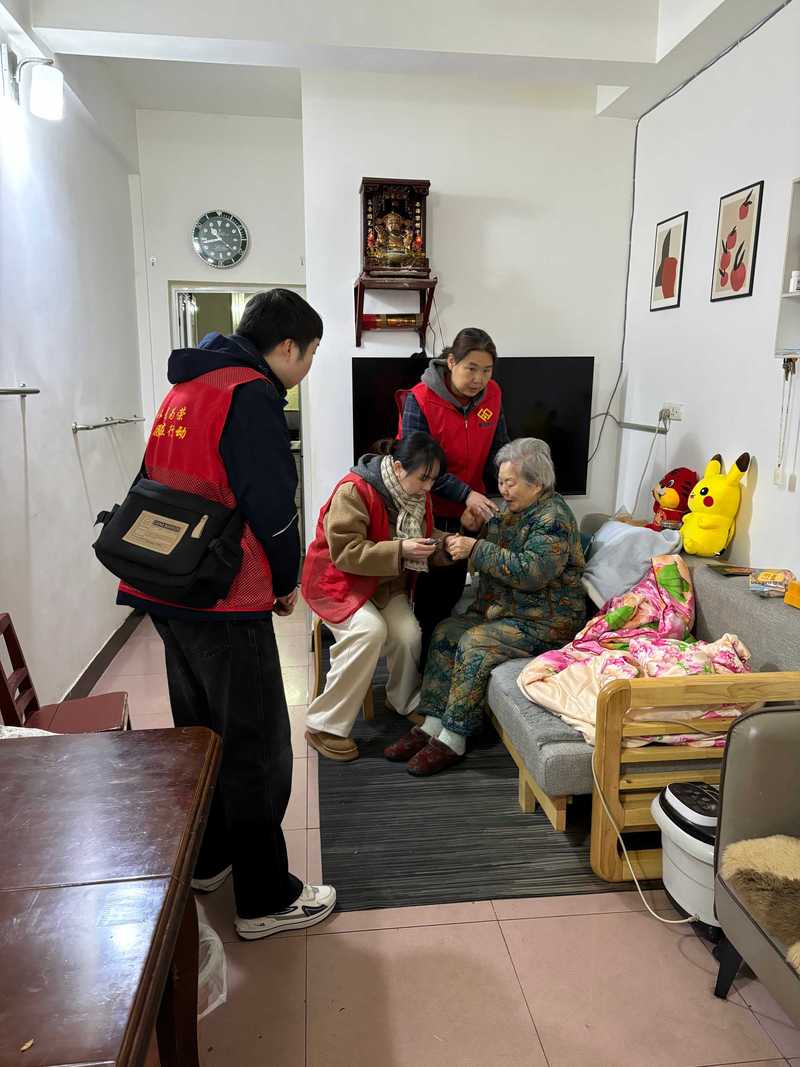 社区邻里上门探望独居老人场景