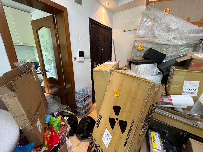 南京老旧小区住户拆下来闲置的智能家居设备堆在玄关角落