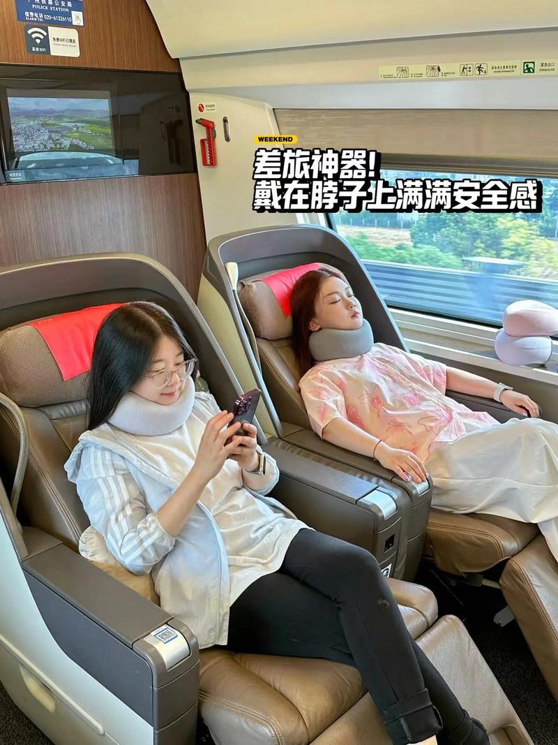 飞机经济舱座椅U型枕头支撑姿态示意图