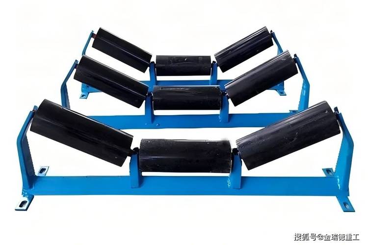 皮带机生产车间杂乱摆放的托辊