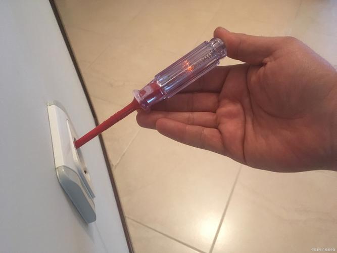 电工关总闸用试电笔验电