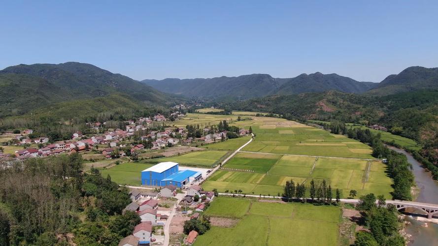 湖北南漳东巩古山寨下稻田风光