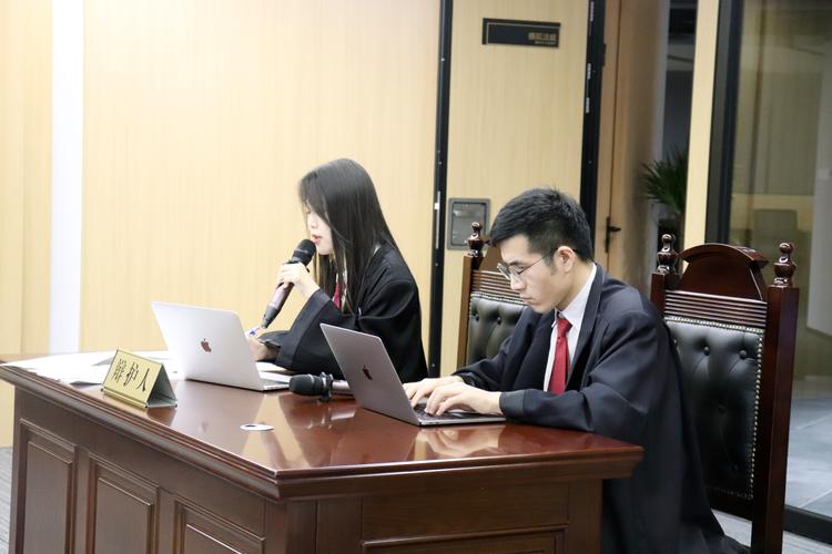刑事辩护律师法庭辩论现场照片