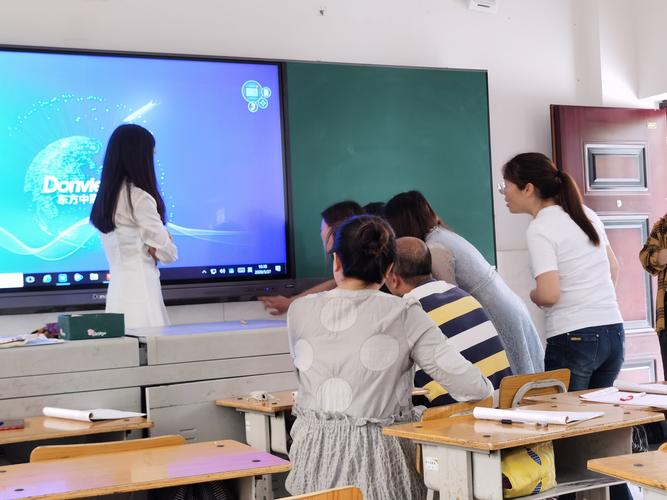 教师用电子白板展示课件学生举手互动
