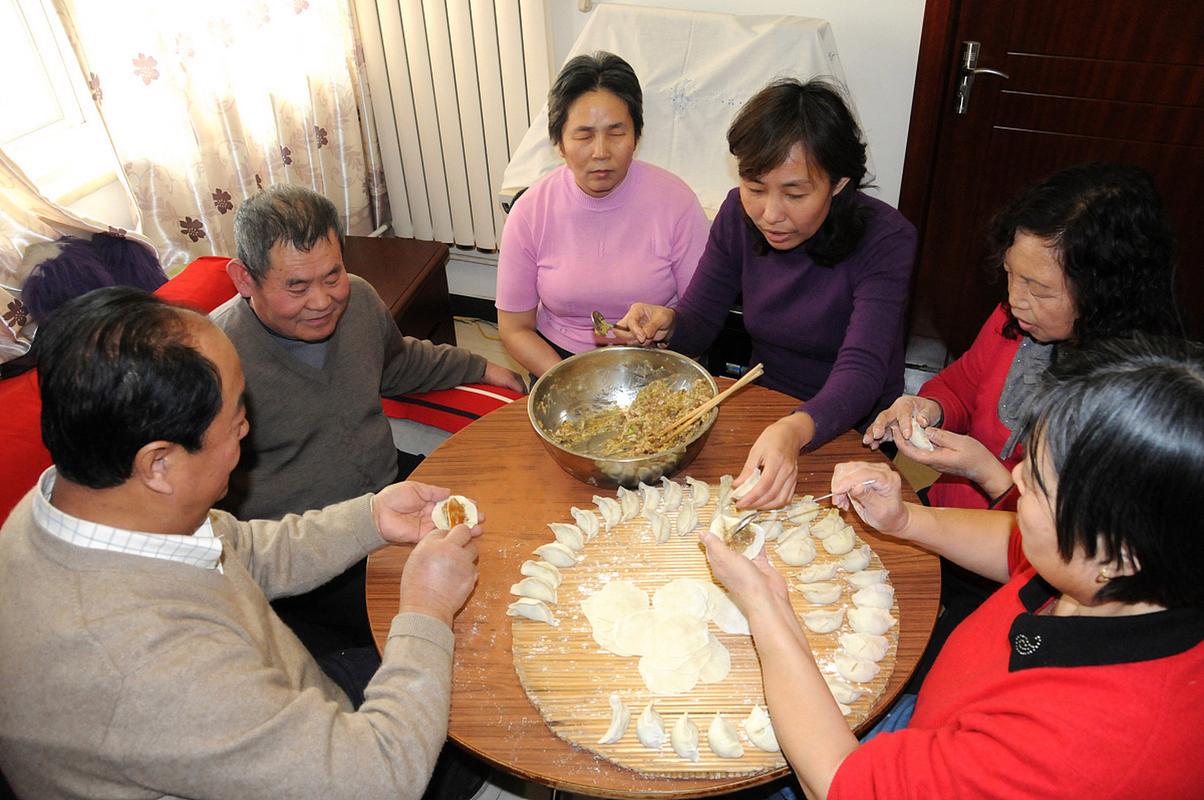 工业家庭一家三口节日在家包饺子合影
