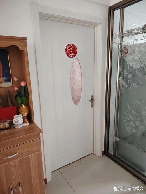 青少年关着房门的卧室门口
