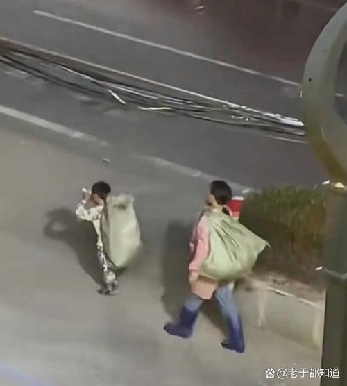 城市公交站旁母子捡塑料瓶场景