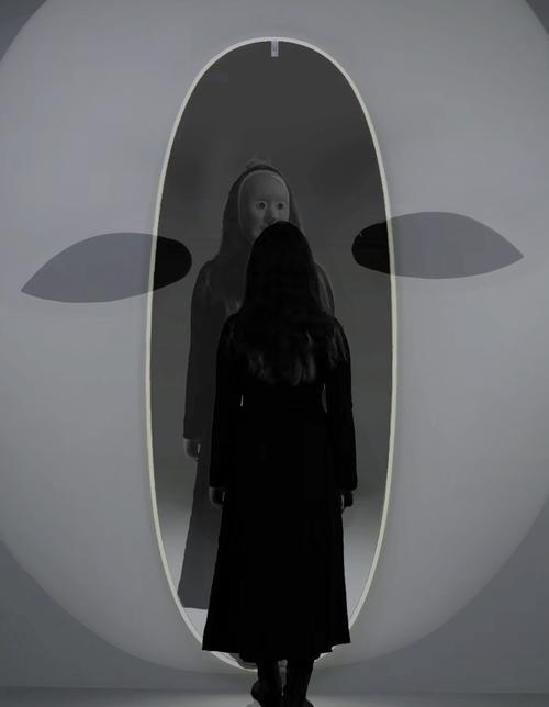 一个困惑的人看着镜子中的自己 自我超越隐喻