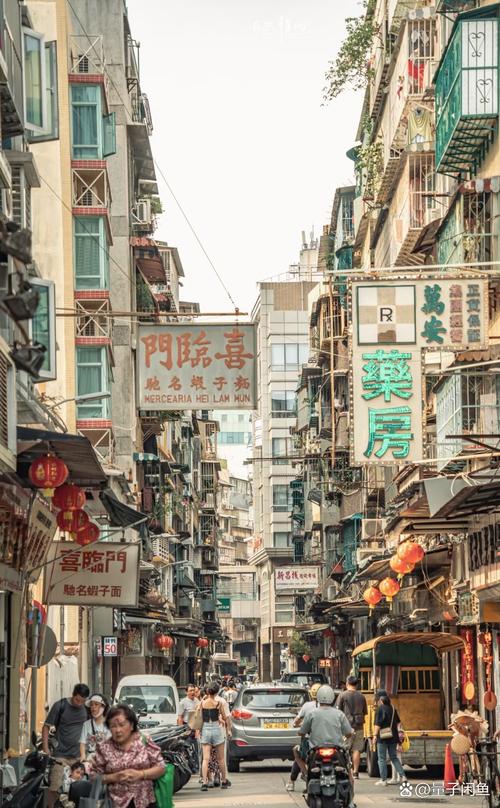 澳门路环老巷骑楼饼店门口