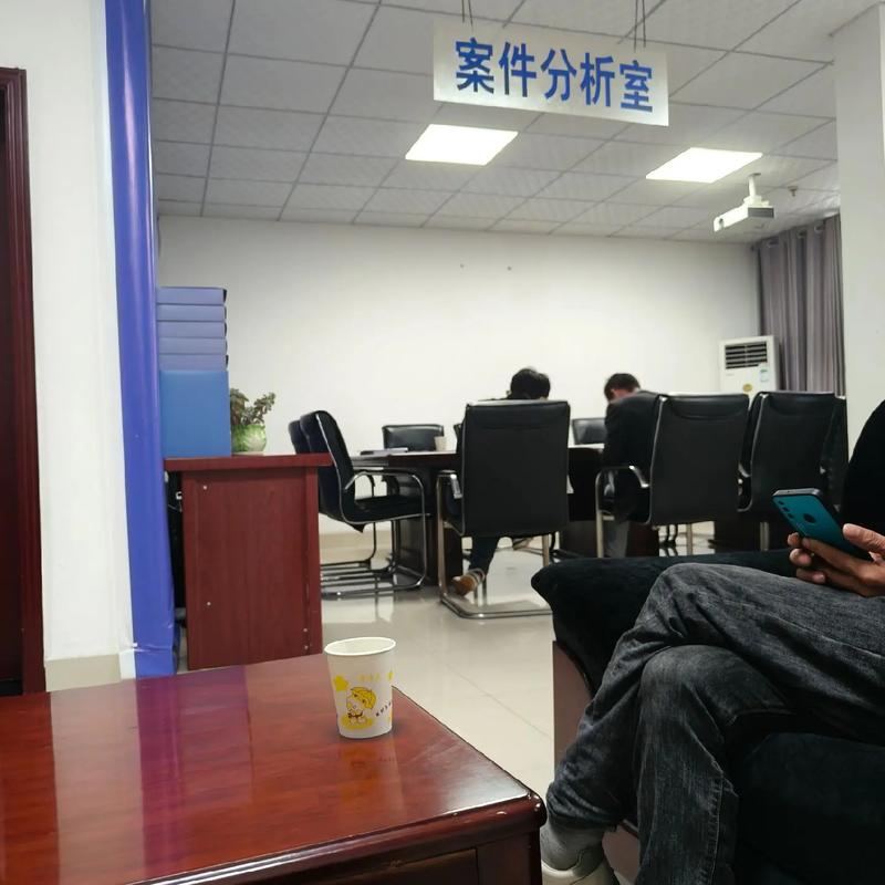 刑事律师深夜在办公室阅卷场景