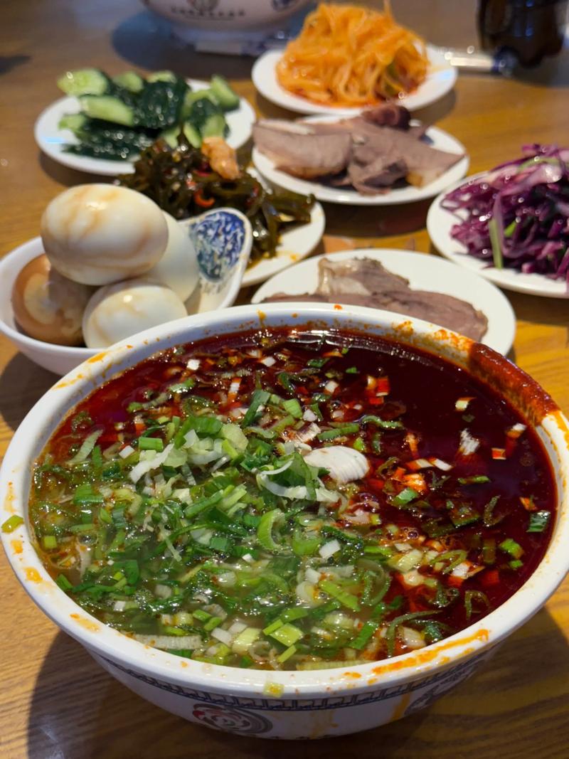 兰州清晨牛肉面馆摔面木案板