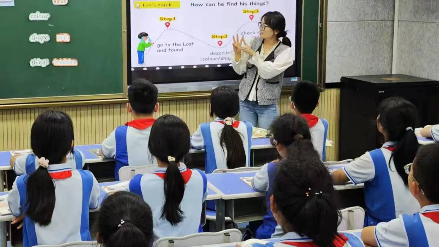 小学英语课弹性分组学习场景实拍