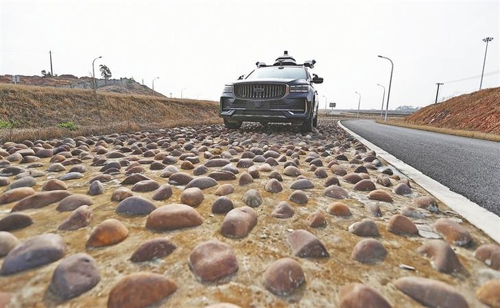 城郊碎石路汽车路试验证实拍