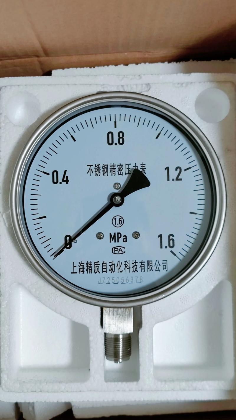 生锈腐蚀的工业压力表表盘特写