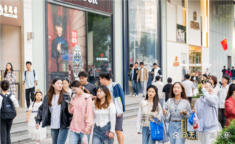 南京新街口国货快闪店排队场景