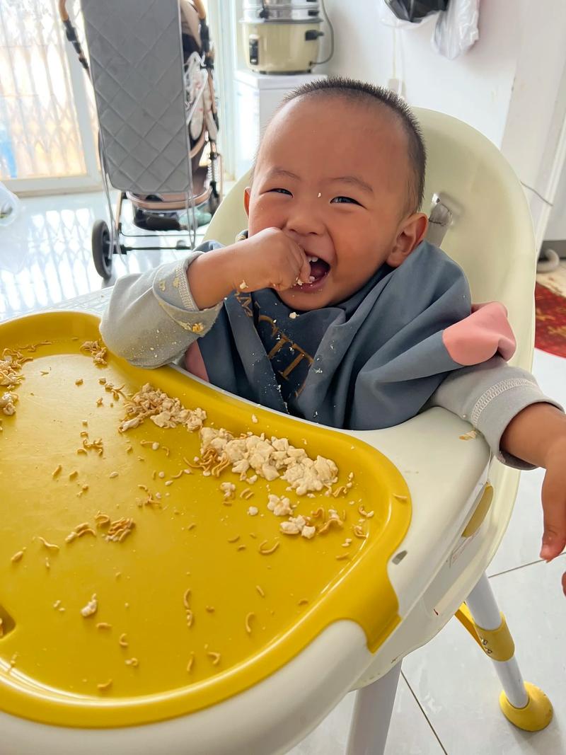 宝宝自主进食沾了饭渣的吸盘餐桌实景