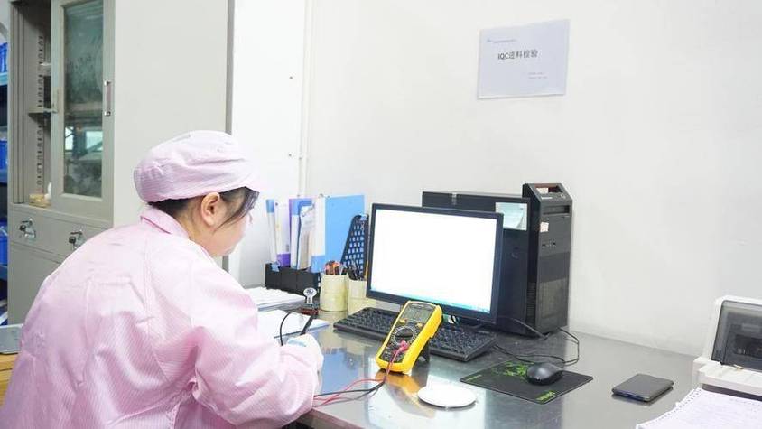 工厂质检员检验婴儿用品细节图