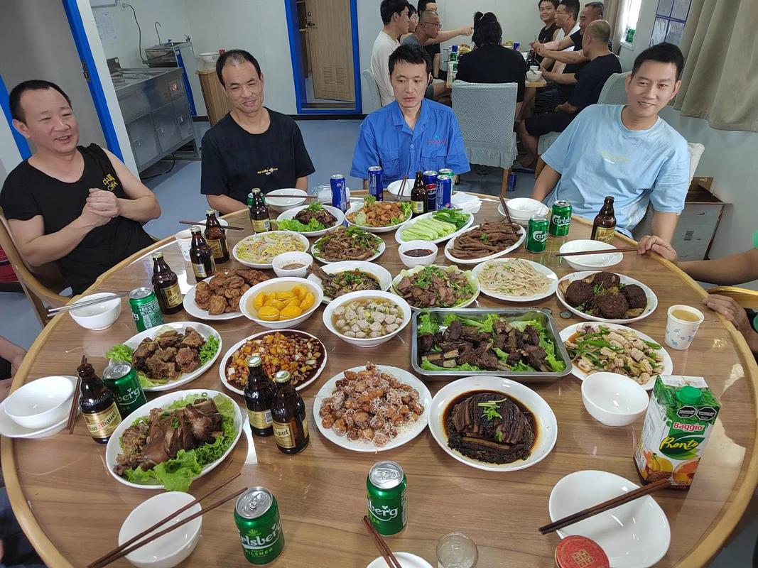 苏南机械厂工人下班回家和家人围坐餐桌照片
