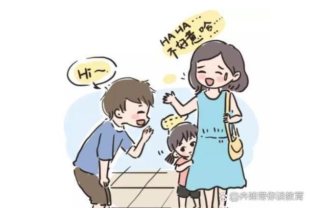躲在妈妈身后的害羞宝宝